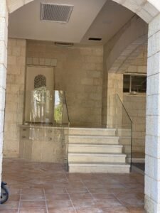 מעקות זכוכית