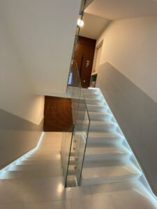 מעקות זכוכית