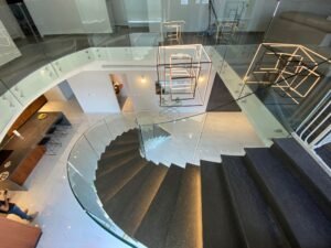 מעקות זכוכית