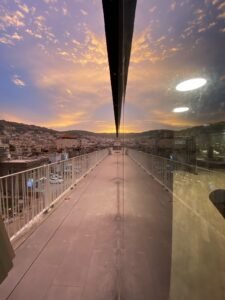 מעקות זכוכית