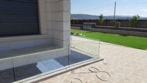 מעקות זכוכית