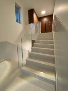 מעקות זכוכית