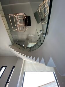 מעקות זכוכית