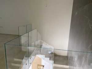 מעקות זכוכית