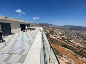 מעקות זכוכית