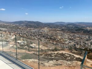 סגירת מרפסת זכוכית