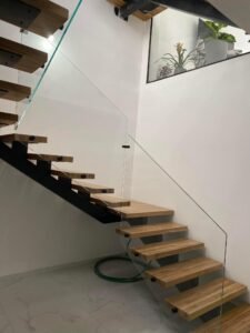 מעקות זכוכית