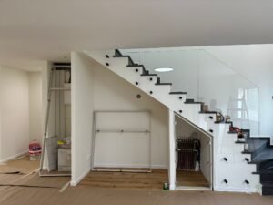 מעקות זכוכית