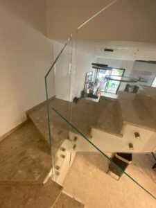 מעקות זכוכית